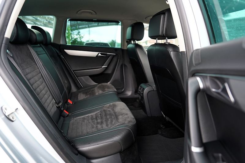 Volkswagen Passat 2.0 TDI 4Motion DSG/16Al./170P - fotka 27 z 38