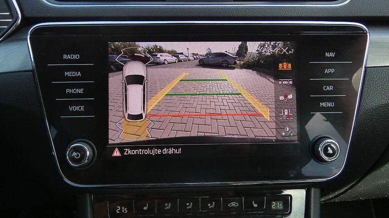 Škoda Superb Combi 2,0 TDI DSG Style - fotka 16 z 24
