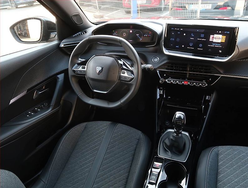 Peugeot 2008 (2024) Allure 1.2 PureTech, 16TKM - fotka 7 z 22