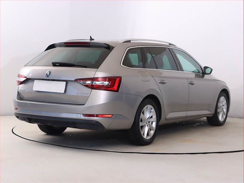 Škoda Superb (2017) 1.6 TDI, Automat, Navi - fotka 5 z 23