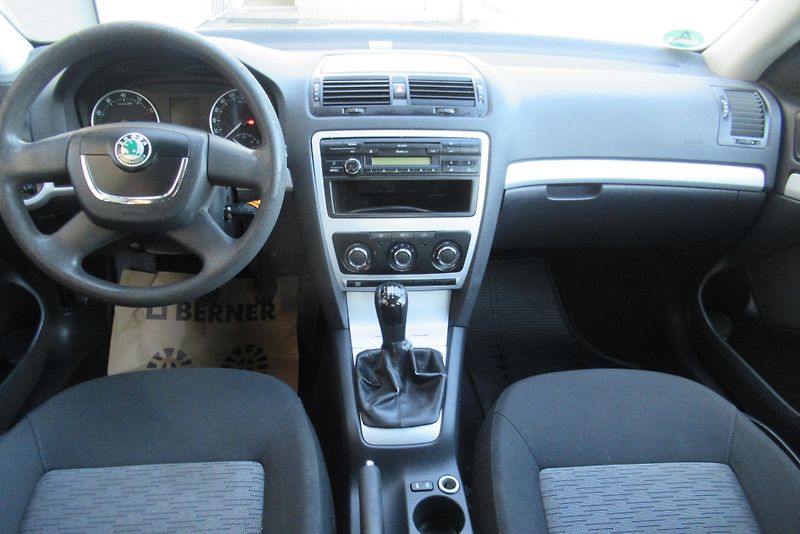Škoda Octavia 1.4 16V KLIMA - fotka 9 z 15