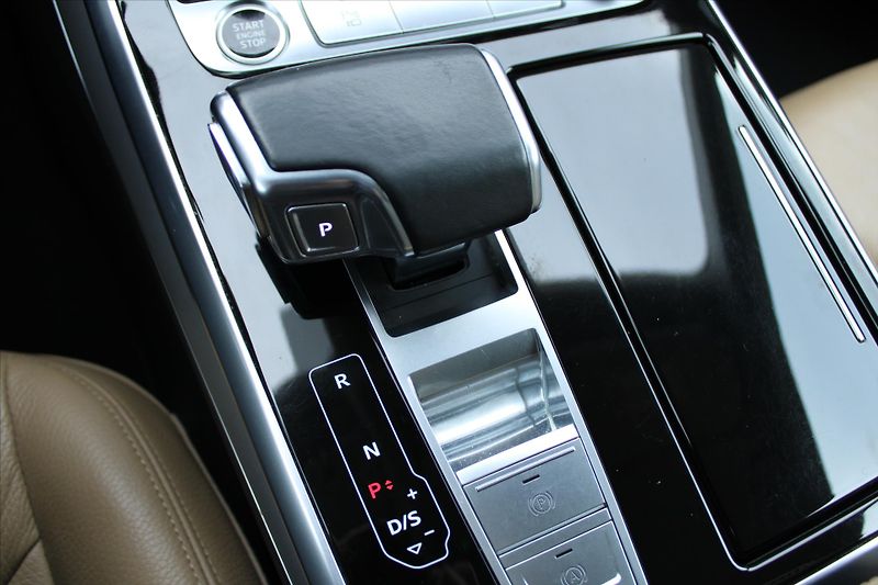 Audi Q8 55TFSi 250kW QUATTRO S-LINE ČR - fotka 21 z 31