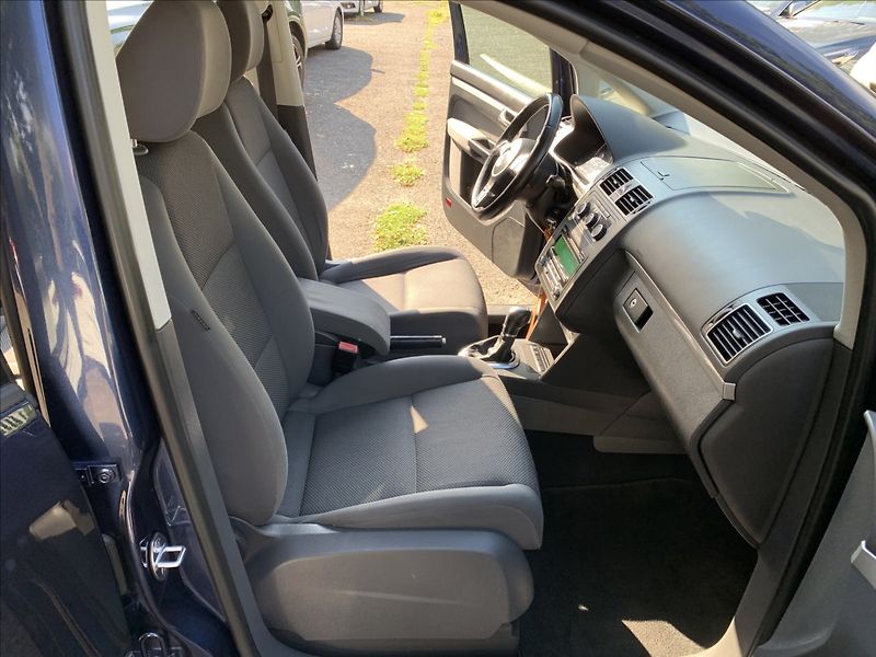 Volkswagen Touran 1,6 TDI DSG - fotka 12 z 17