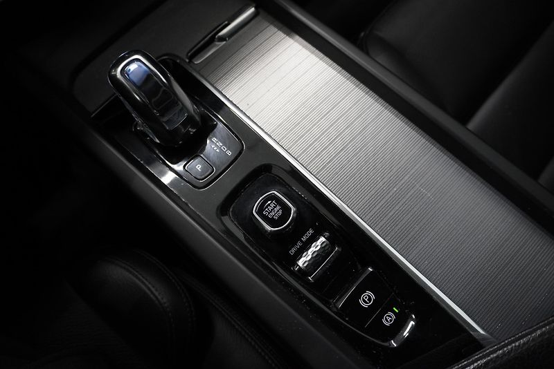 Volvo XC60  2,0 T8 TWIN ENGINE 4WD AUT. - fotka 29 z 33