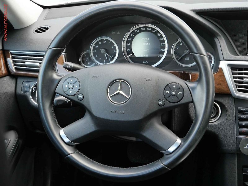 Mercedes-Benz Třídy E (2010) 1.8, AT, LED - fotka 14 z 22