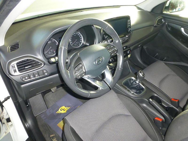 Hyundai i30 (2021) 1,6CRDI*ALU*AC**PARK.S**KAMERA - fotka 12 z 23