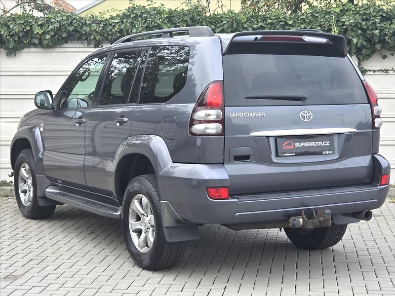 Toyota Land Cruiser 3,0 D-4D 127kW 8-míst ČR 1.maj - fotka 4 z 29
