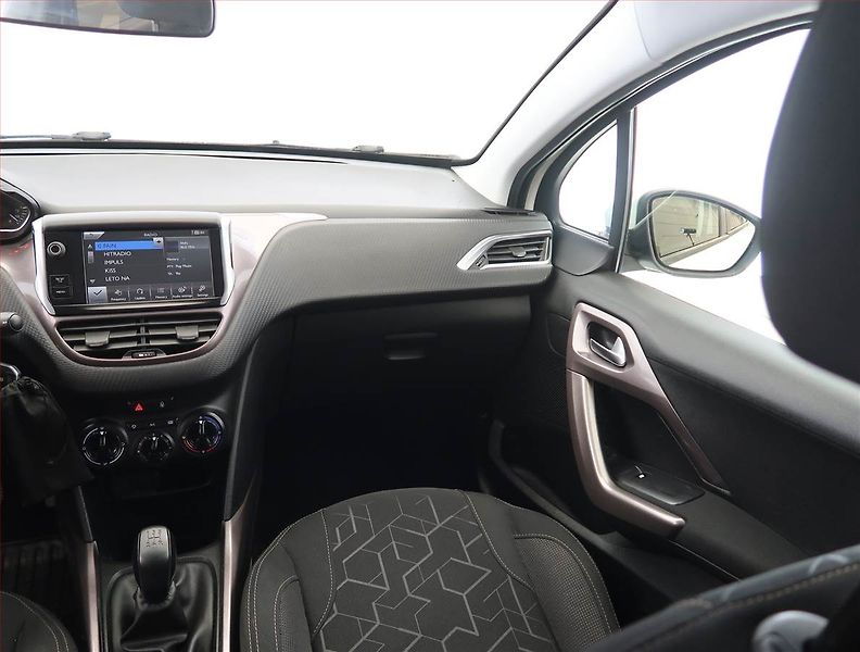 Peugeot 2008 (2014) 1.2 PureTech, Tempomat - fotka 8 z 17