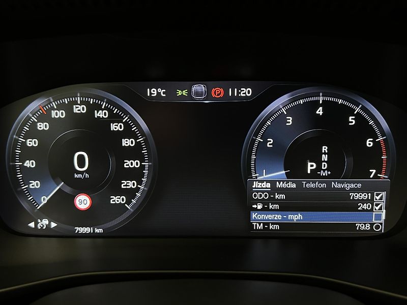 Volvo XC40 T3 MOMENTUM AUT 1. maj. - fotka 23 z 45
