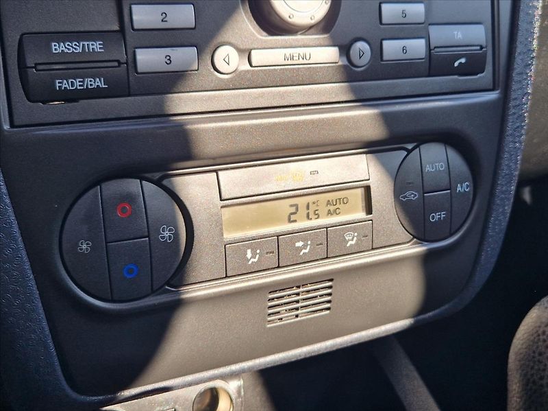 Ford Fusion 1,4 i SENZORY AUTAC PO SERVISU - fotka 28 z 35