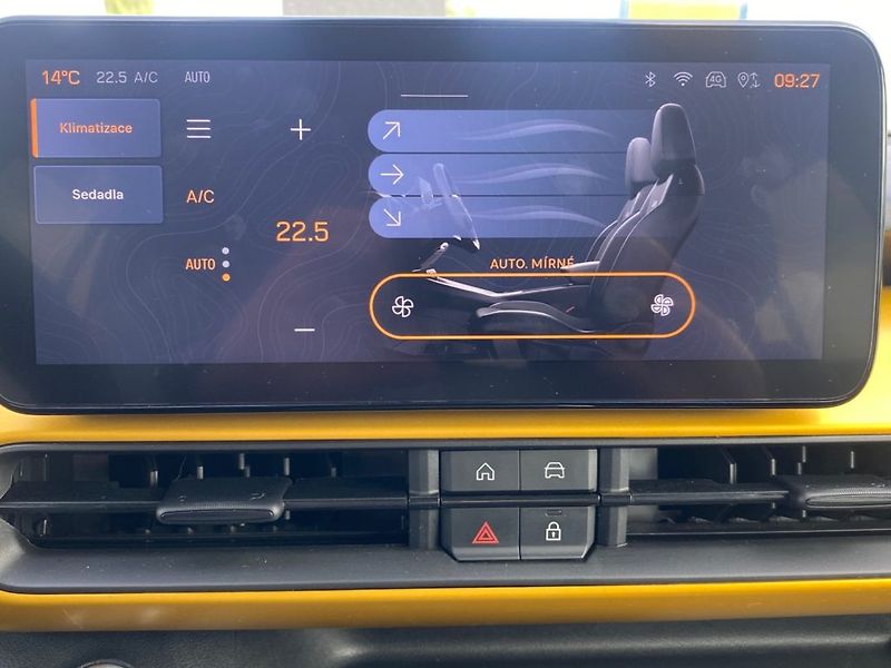 Jeep Avenger (2024) 1,2 Turbo e-Hybrid100k(Summit) - fotka 18 z 36