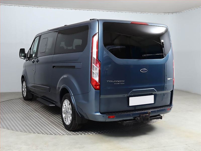 Ford Tourneo Custom (2023) Titanium 2.0 EcoBlue, ČR, 1Maj - fotka 4 z 17