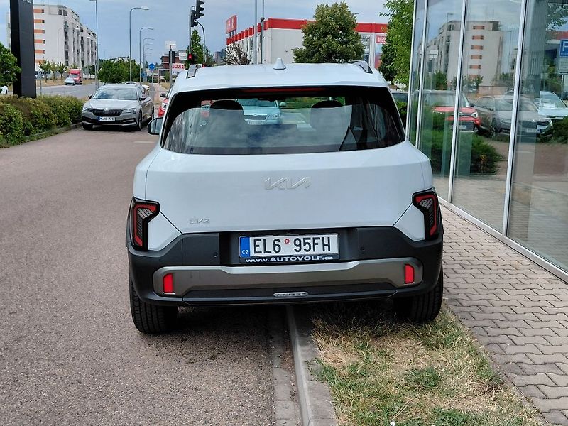 Kia EV2 AIR elektromotor 108kW/145k - fotka 7 z 12