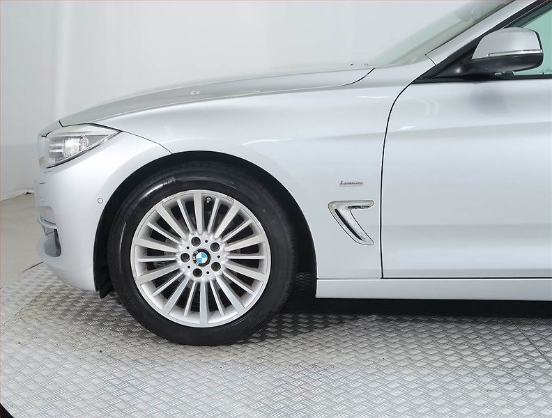 BMW Řada 3 (2016) Luxury Line 320d xDrive GT - fotka 15 z 18