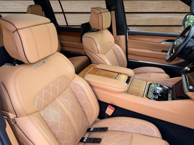 Jeep Grand Wagoneer (2022) + SERIES III + DPH + FULL + - fotka 12 z 36