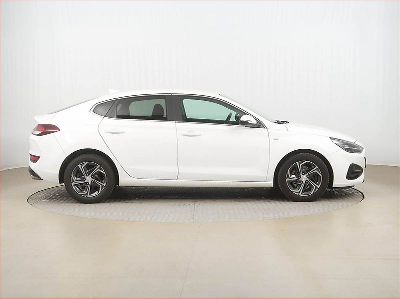 Hyundai i30 (2023) SMART 1.5 T-GDI MHEV, ČR,1.maj - fotka 6 z 16