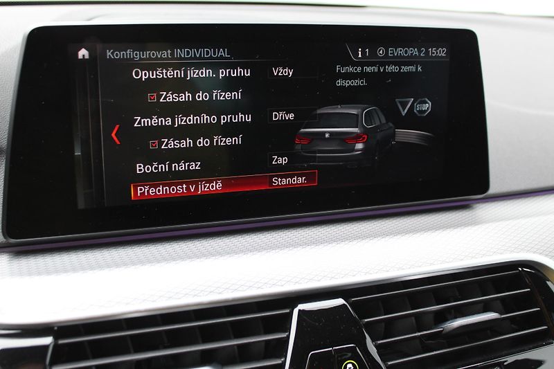 BMW Řada 5 530d xDrive Touring Mpaket - fotka 17 z 21