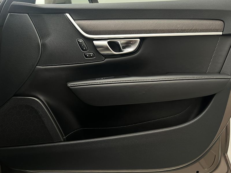 Volvo V90 CC D5 AWD PRO CZ 1. maj. - fotka 44 z 44