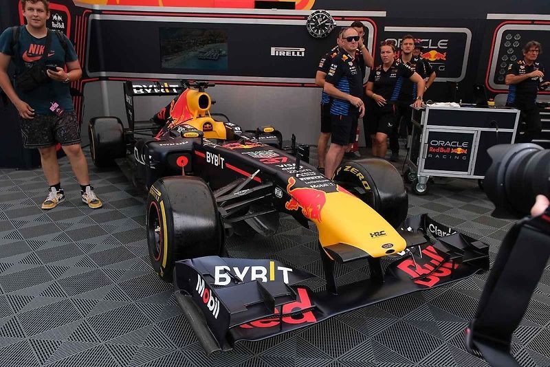 Monopost Red Bull RB7 v akci v Praze