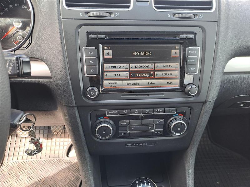 Volkswagen Golf 1,4 MPI KLIMA - fotka 12 z 14