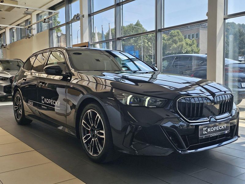 BMW Řada 5 540d xDrive Touring - fotka 3 z 39