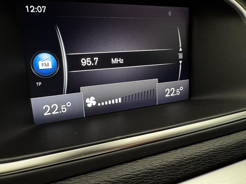 Volvo V40 T3 R-DESIGN AUT REZERVACE - fotka 46 z 47