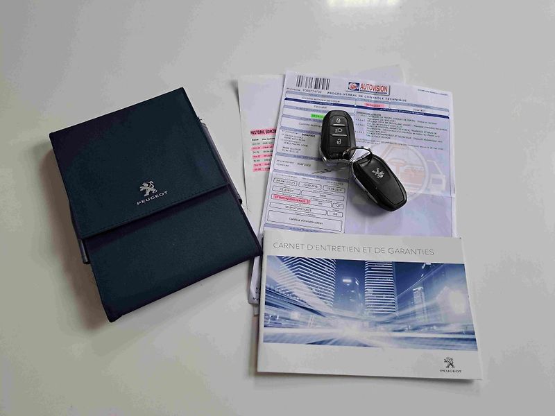 Peugeot 5008 (2019) 1,2 PT EAT8 18ALU PDC NAVI - fotka 17 z 20