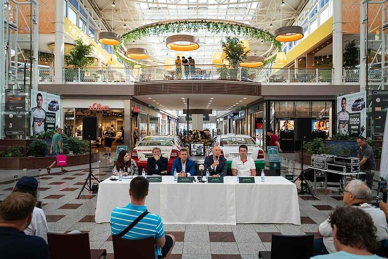 Výstava závodních aut Škoda v OC Olympia.