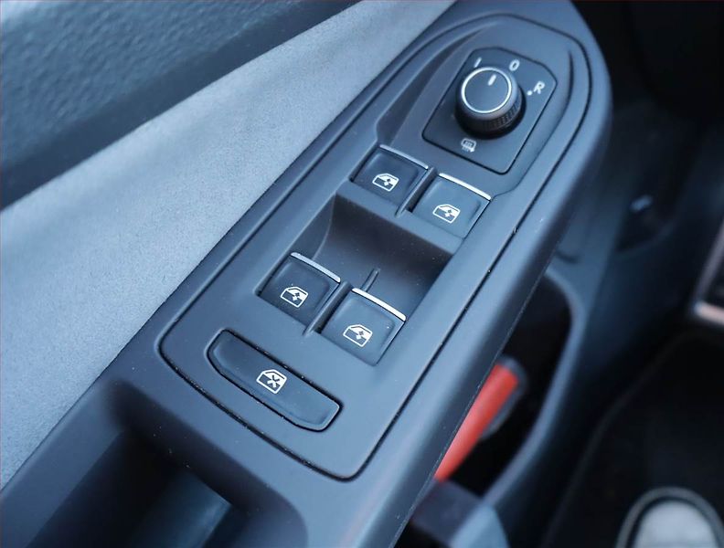 Volkswagen Golf (2021) R-Line 1.5 TSI, Kůže, Navi - fotka 18 z 20