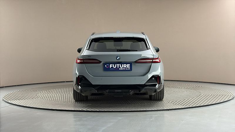 BMW i5 40 AUT eDrive M-paket Touring - fotka 5 z 33