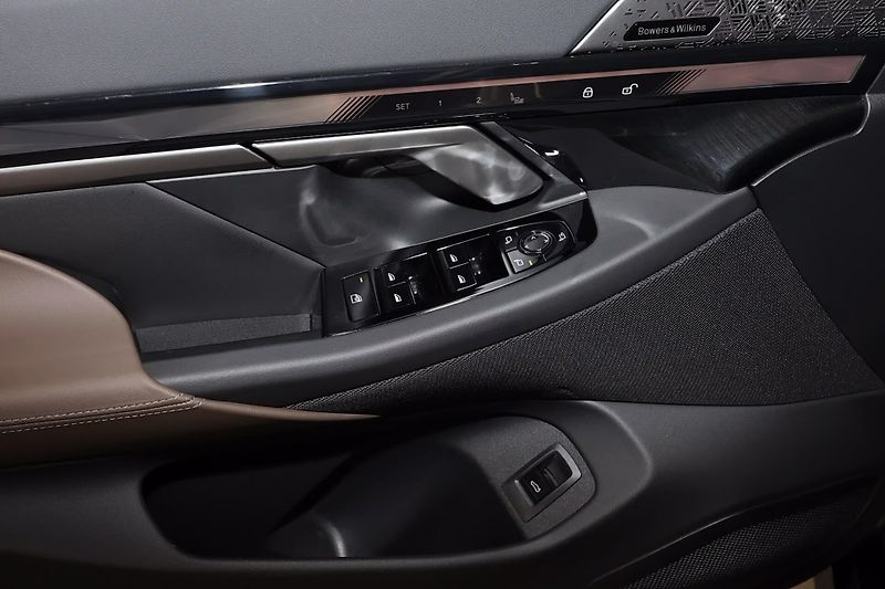 BMW Řada 5 530e xDrive M-Sport - fotka 7 z 9