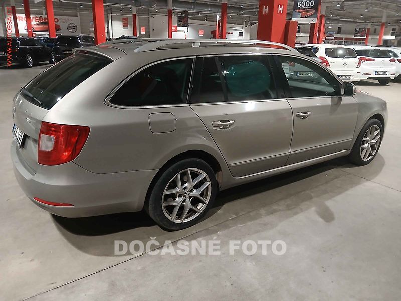 Škoda Superb (2011) 2.0 TDI - fotka 2 z 3
