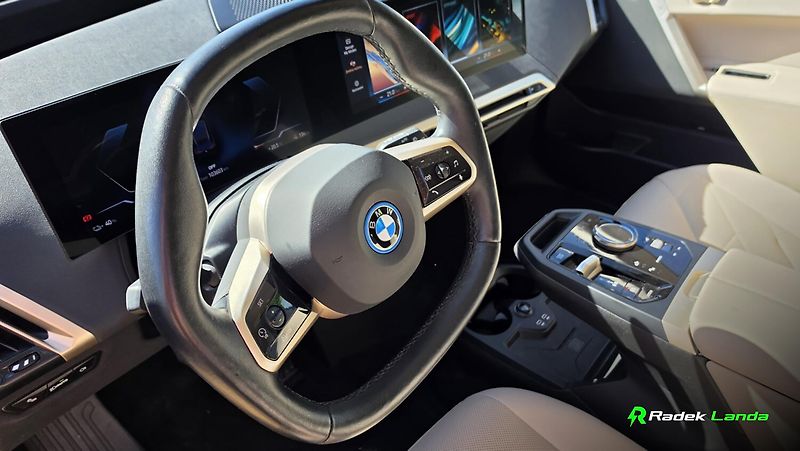 BMW iX (2022) xDrive40 Edition - fotka 9 z 14