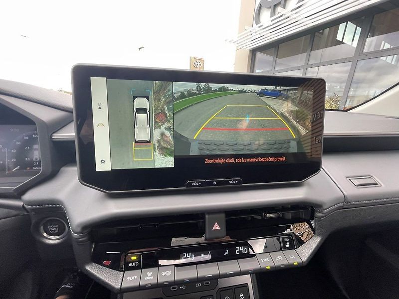 Toyota Hilux 2.8D automat Invincible - fotka 28 z 29