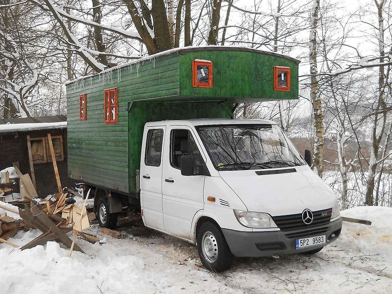 Volkswagen Transportér T4 s dřevěnou nástavbou a u něj skupina Der Schenster Gob.