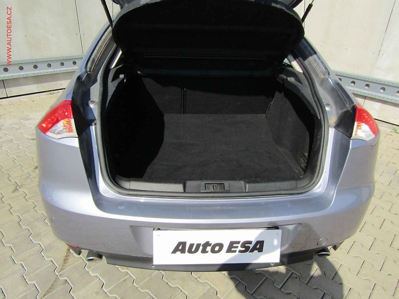 Renault Laguna (2008) 2.0 dCi, BIxen, AC, park - fotka 7 z 18