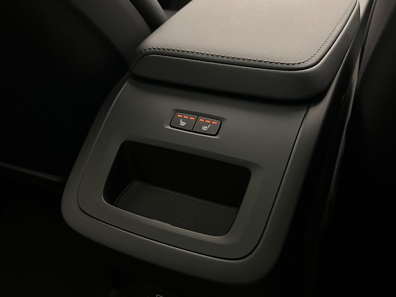 Volvo V60 B4 DARK PLUS AUT - fotka 21 z 45