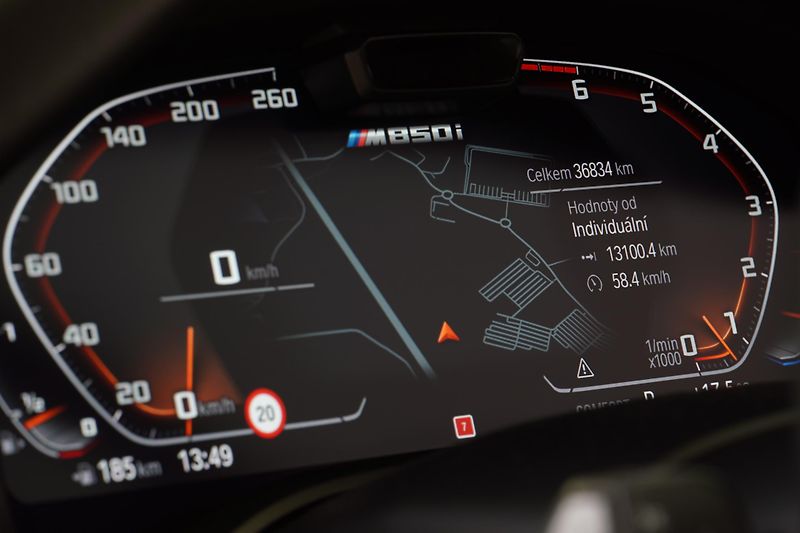 BMW Řada 8 BMW 850i Xdrive cabrio - fotka 21 z 44