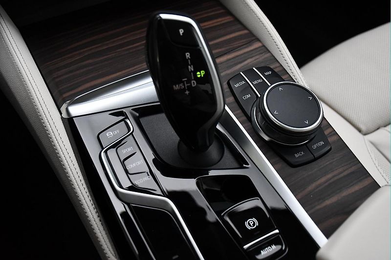 BMW Řada 5 540i xD LUXURY HUD REZERVACE - fotka 25 z 46