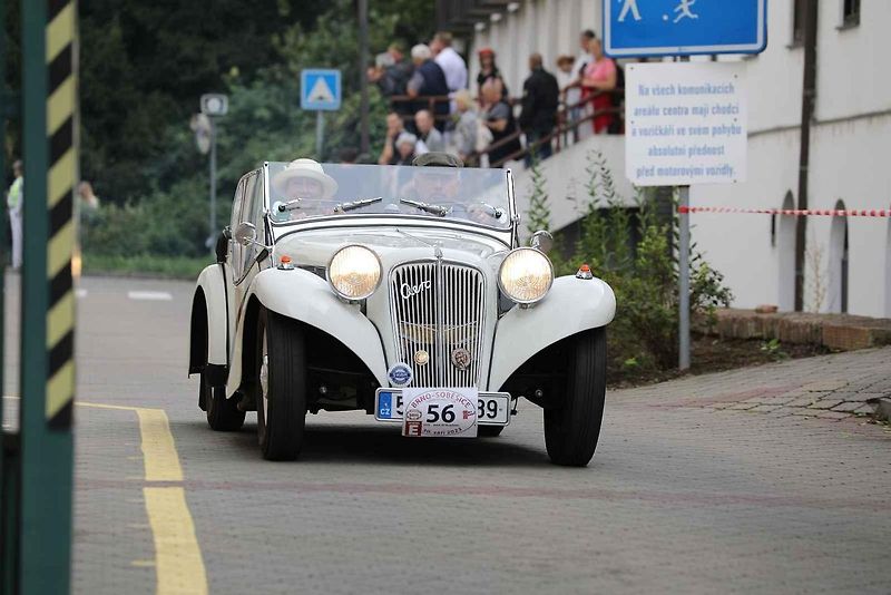 Na akci Jízda do vrchu a výstava historických vozidel se představilo na tři sta automobilů a motocyklů.