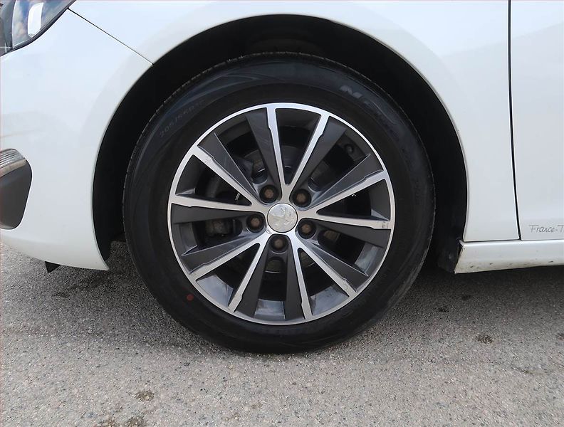 Peugeot 308 (2015) Allure 1.6 BlueHDi, Serv.kniha - fotka 15 z 20