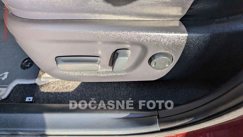 Toyota RAV4 (2017) 2.5 Hybrid 4WD, 2.maj,ČR - fotka 12 z 18