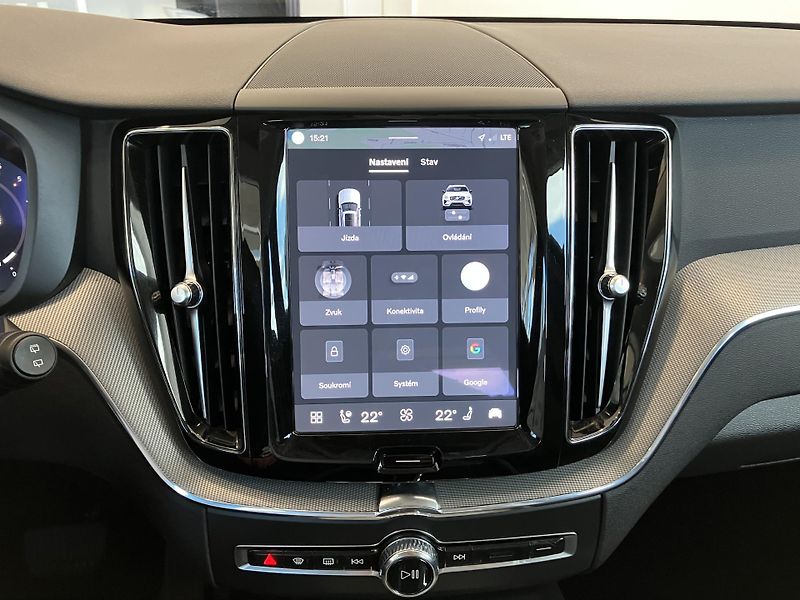 Volvo XC60 B4 AWD PLUS DARK AT8, ČR - fotka 30 z 41