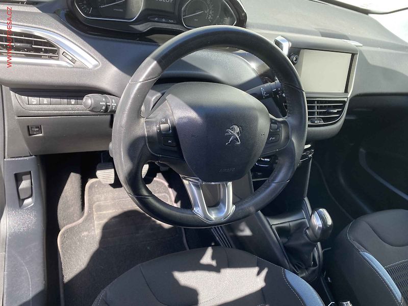 Peugeot 208 (2014) 1.2 PT, Allure, navi, panor - fotka 12 z 17