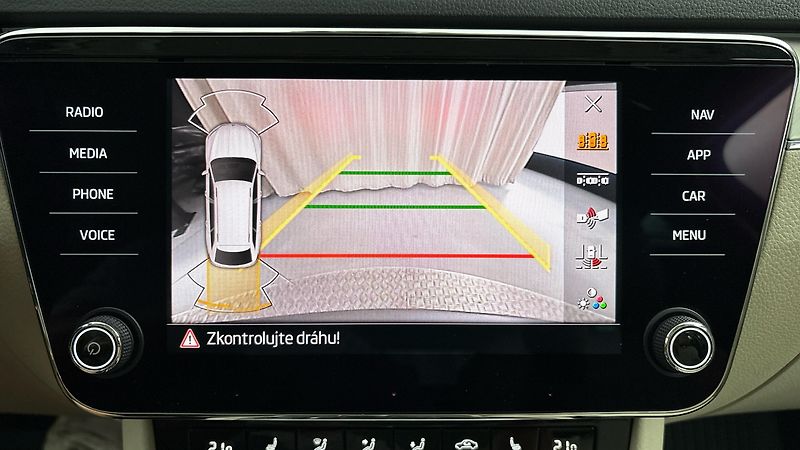 Škoda Superb 2.0 TDI DSG 4x4 Style Combi - fotka 12 z 34