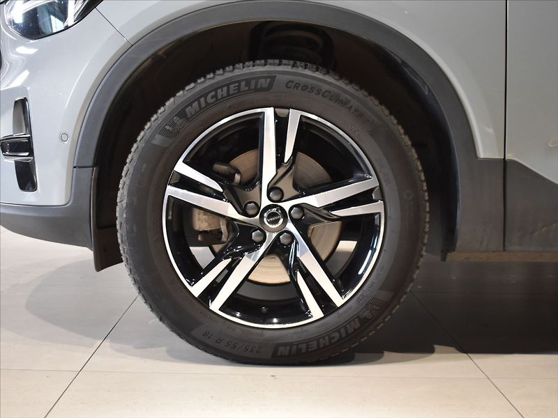 Volvo XC40 2,0 B3 Plus Dark Bezklíč - fotka 8 z 23