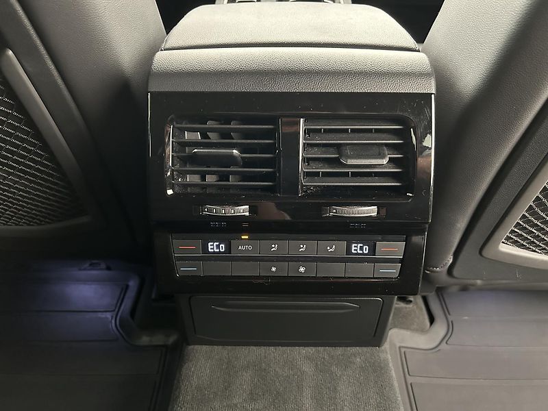 Volkswagen Touareg 3.0 TDi 4x4 R-Line - fotka 24 z 29