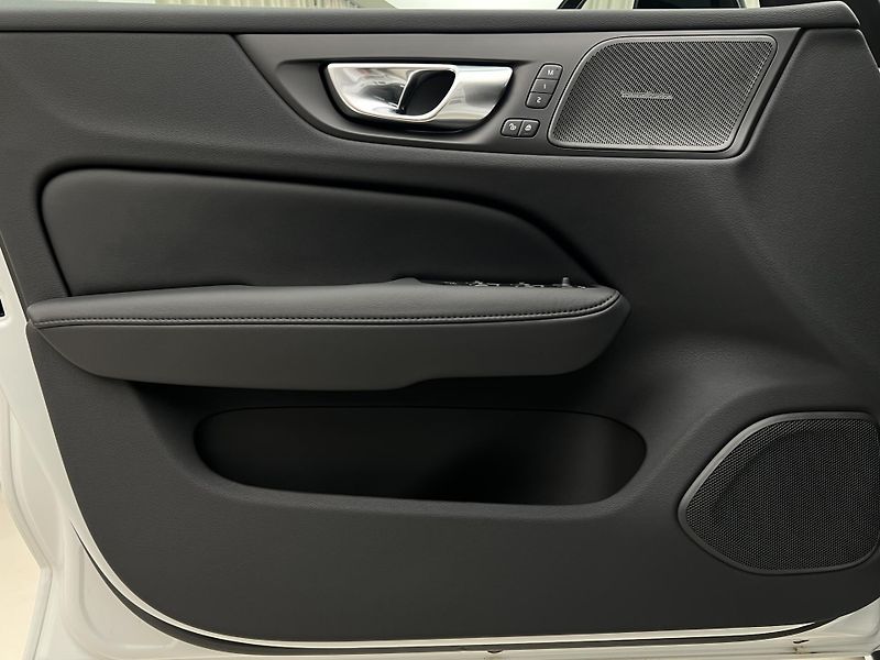 Volvo V60 (2026) B4 PLUS DARK AUT - fotka 21 z 44