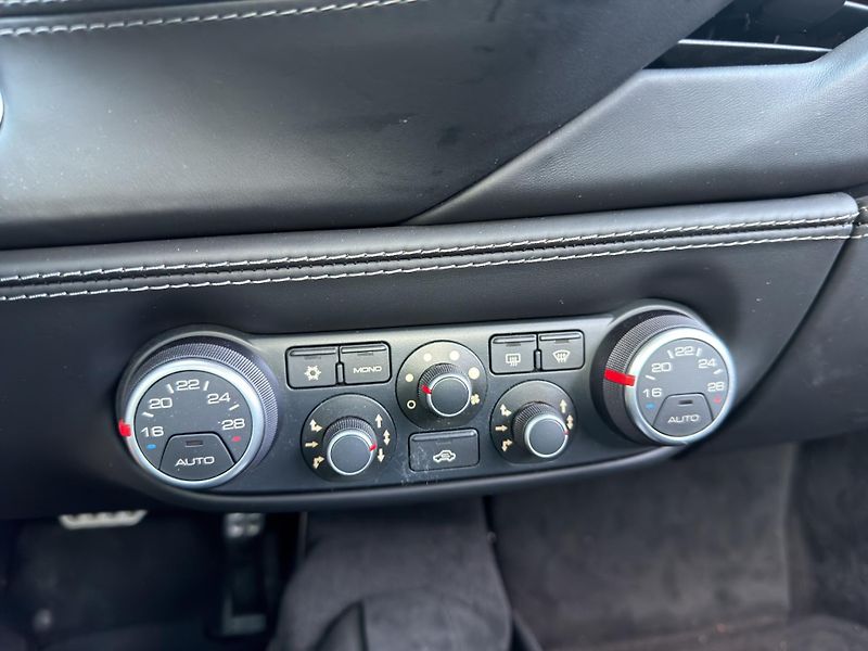 Ferrari 488 (2016) SPIDER CARBON RACING SEATS - fotka 15 z 27