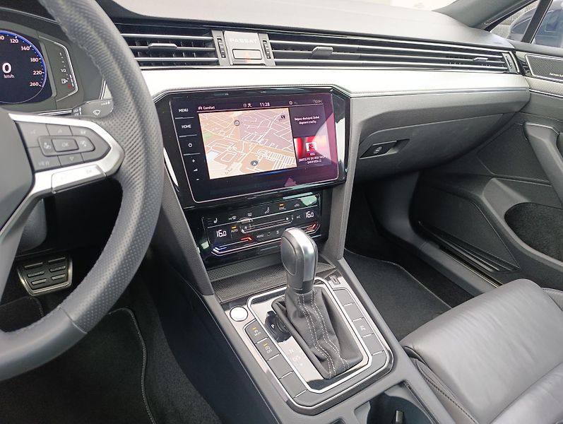 Volkswagen Passat 2.0TSI 206kW RLINE ČR 1.MAJ - fotka 26 z 39
